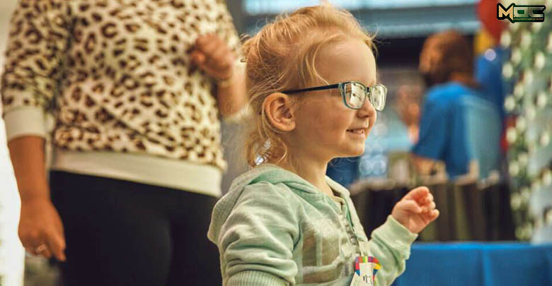 کودک عینکی در عینکفروشی