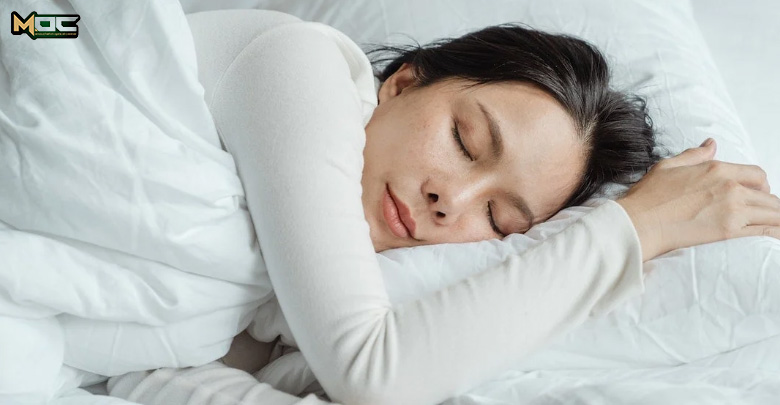 چرا خوابیدن با لنز بد است؟