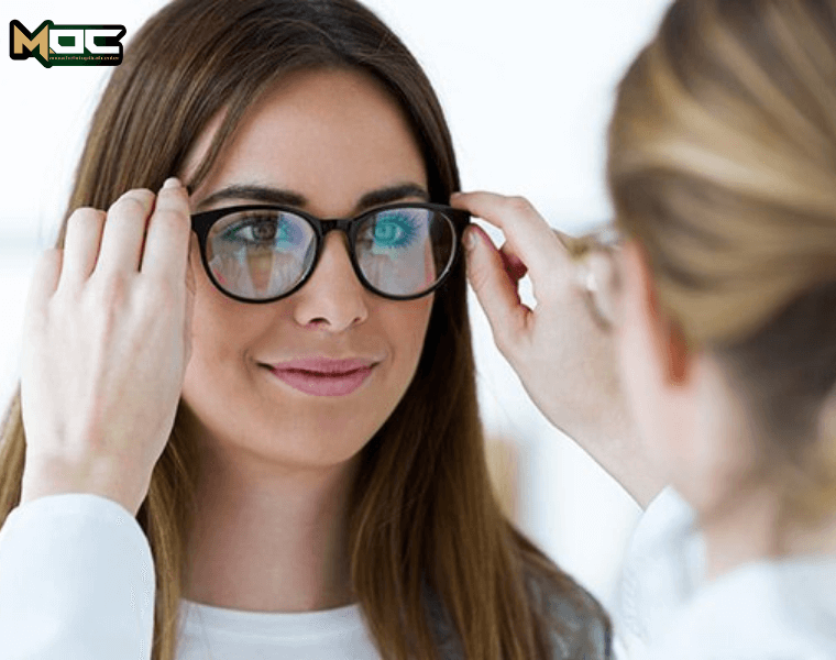 عینک به بهبود دید کمک می‌کند
