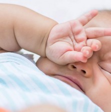 نوزاد از بدو تولد تا یک سالگی چگونه می‌بیند؟