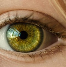 چه عواملی باعث تغییر ناگهانی رنگ چشم ما می شود؟