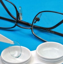 آیا نمره لنز تماسی از نمره عینک کمتر است؟