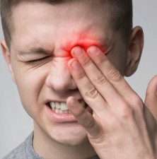 چرا وقتی پلک می زنید چشمتان درد می‌گیرد؟