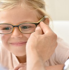 چرا متخصص برای کودکتان عینک دو دید تجویز می‌کند؟