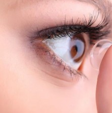 آیا با وجود داشتن آستیگماتیسم باز هم می‌توان از لنز تماسی استفاده کرد؟